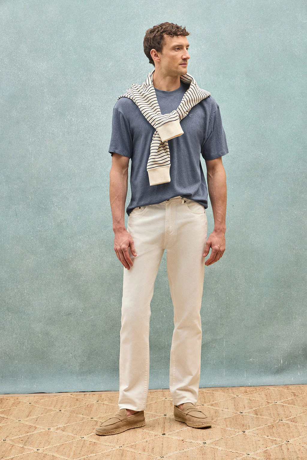 Camiseta azul denim en lino y algodón de cuello redondo y monograma bordado - Image 4