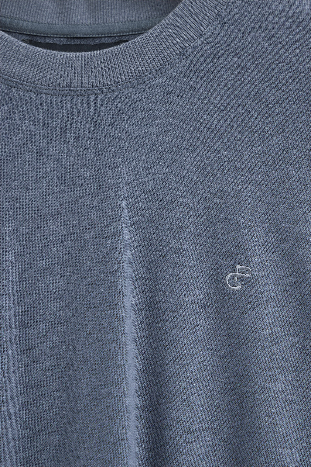 Camiseta azul denim en lino y algodón de cuello redondo y monograma bordado - Image 7