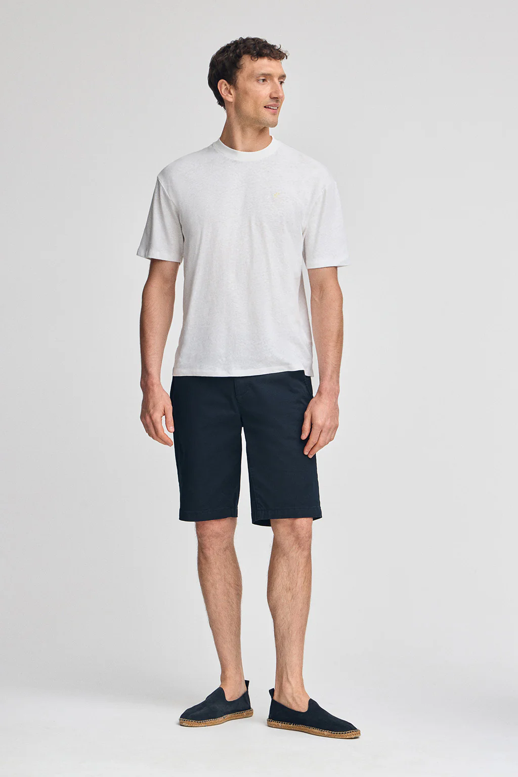 Camiseta blanca en lino y algodón de cuello redondo y monograma bordado - Image 3