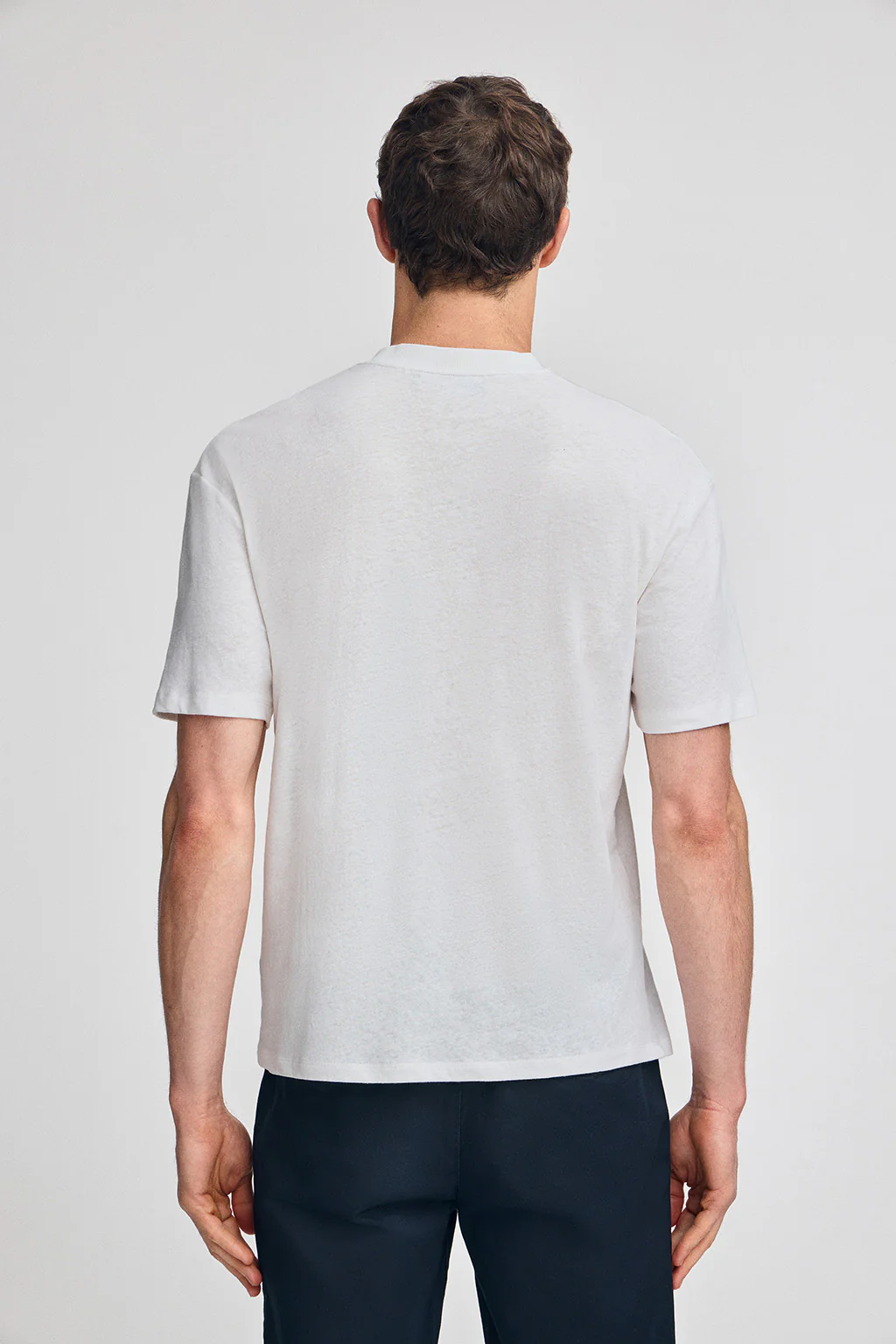 Camiseta blanca en lino y algodón de cuello redondo y monograma bordado - Image 5