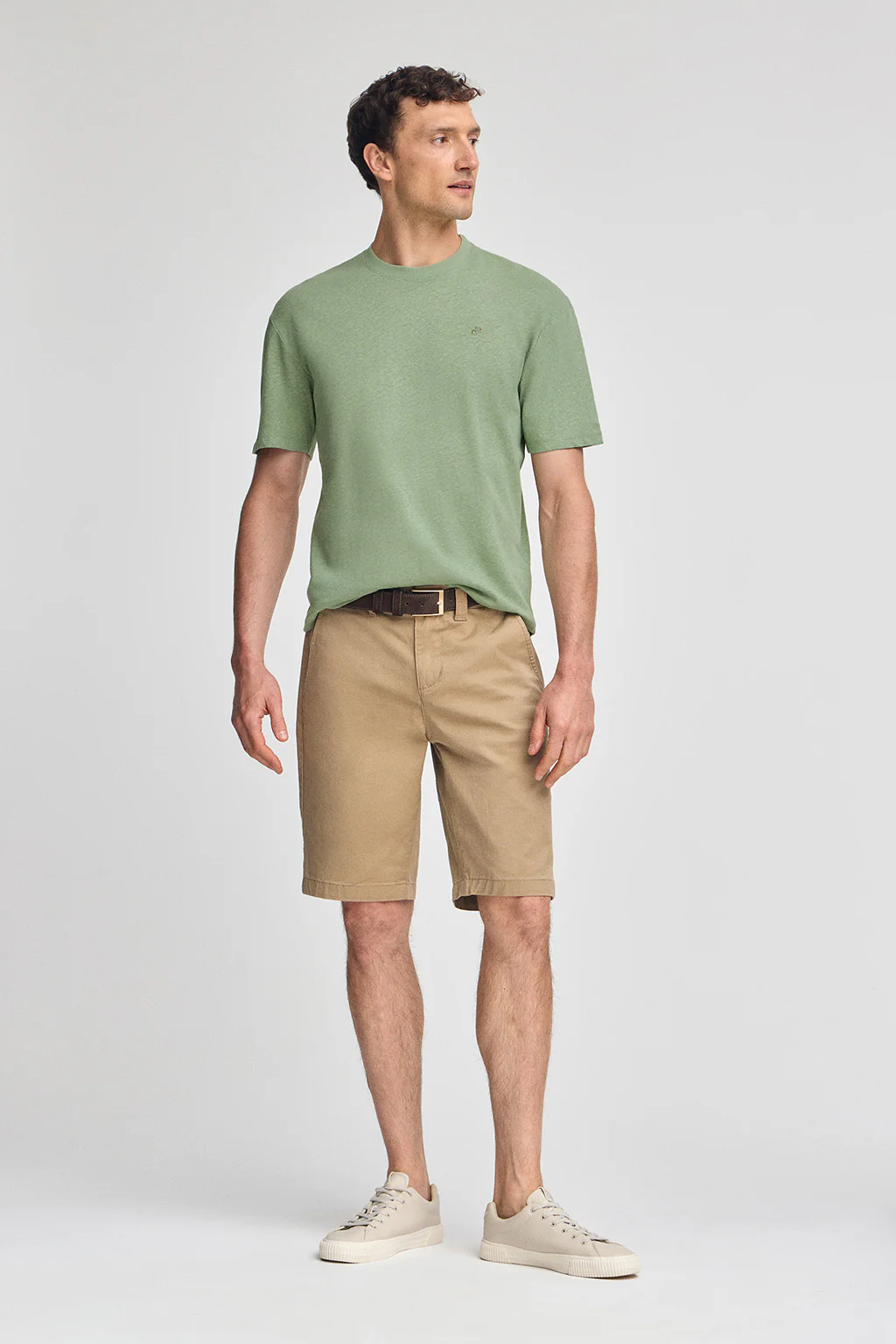 Camiseta verde jade en lino y algodón de cuello redondo y monograma bordado - Image 3