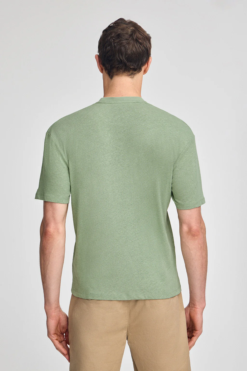 Camiseta verde jade en lino y algodón de cuello redondo y monograma bordado - Image 5