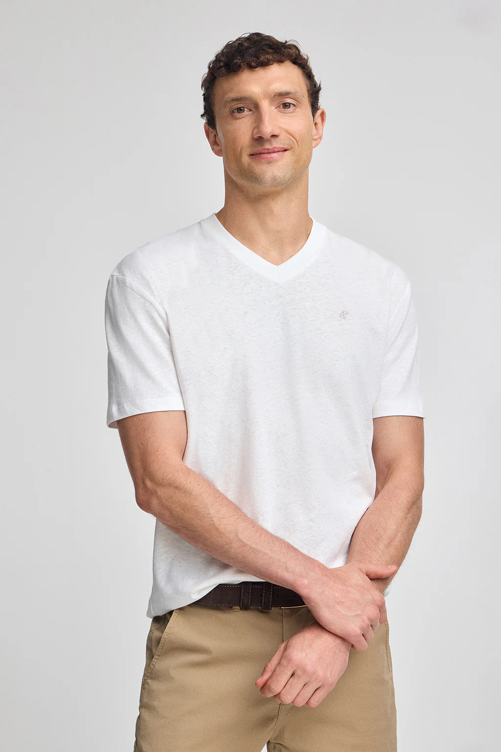 Camiseta blanca en lino y algodón de cuello en pico y monograma bordado