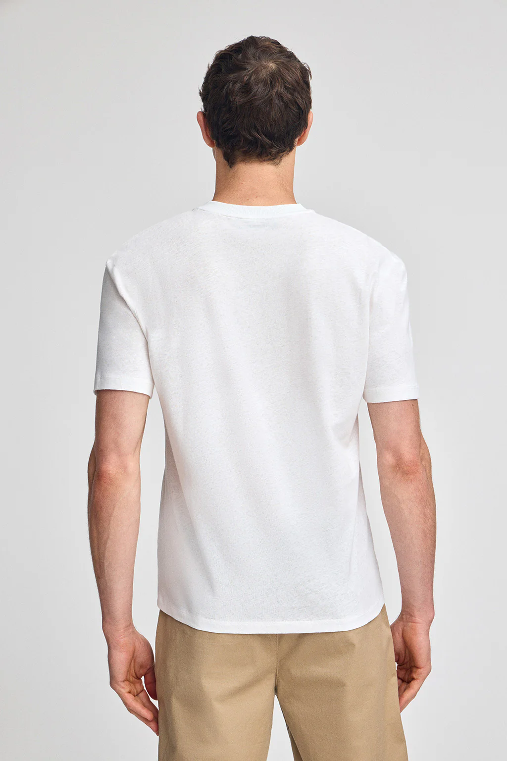 Camiseta blanca en lino y algodón de cuello en pico y monograma bordado - Image 2