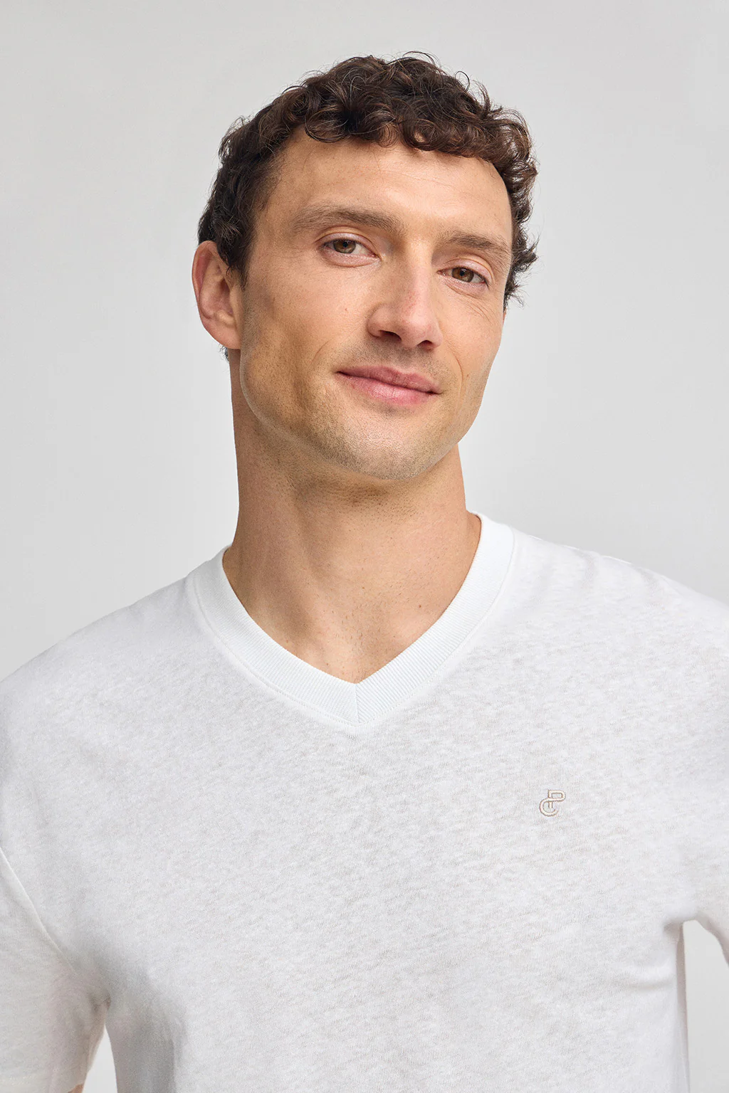 Camiseta blanca en lino y algodón de cuello en pico y monograma bordado - Image 3