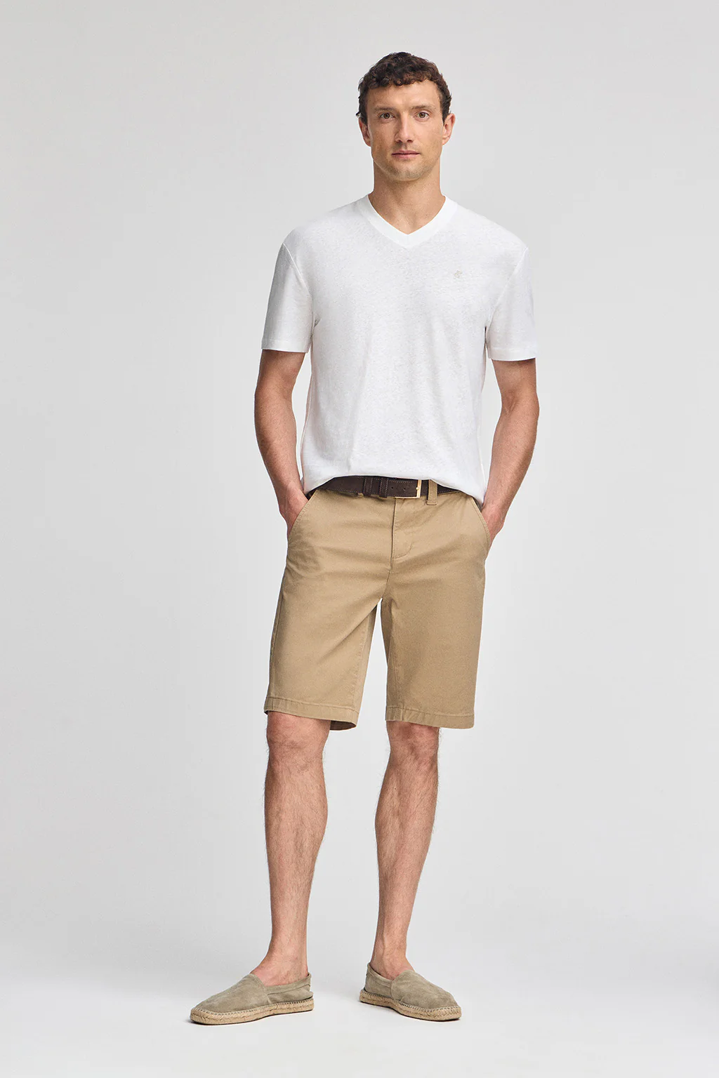 Camiseta blanca en lino y algodón de cuello en pico y monograma bordado - Image 4