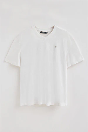 Camiseta blanca en lino y algodón de cuello en pico y monograma bordado - Image 6
