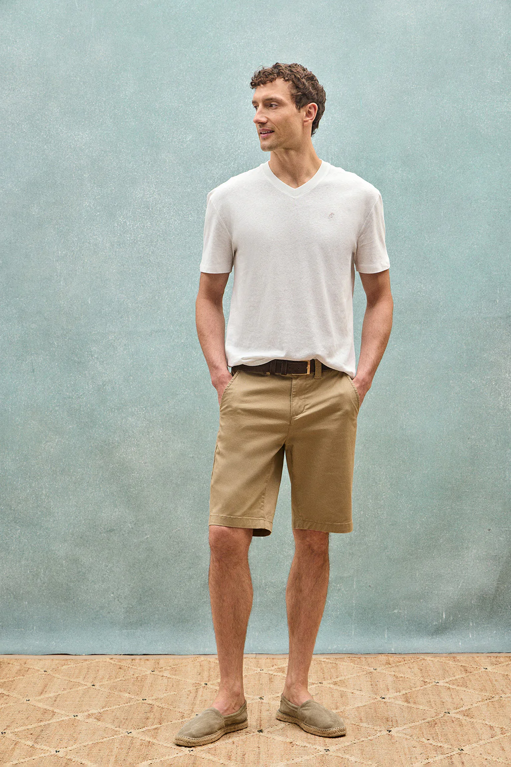 Camiseta blanca en lino y algodón de cuello en pico y monograma bordado - Image 8