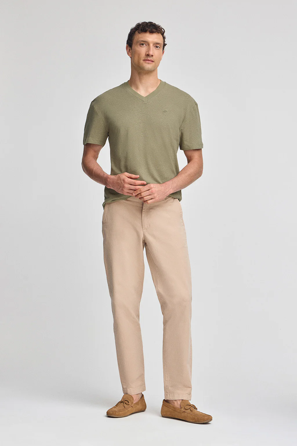 Camiseta verde en lino y algodón de cuello en pico y monograma bordado - Image 4