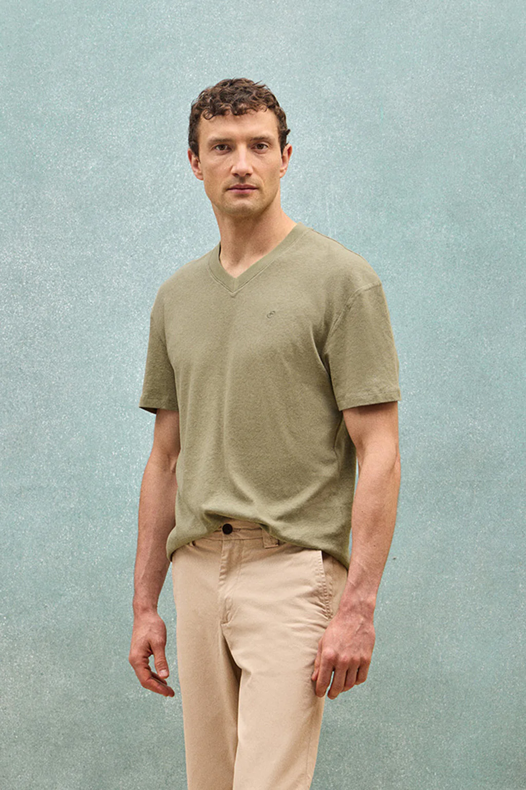 Camiseta verde en lino y algodón de cuello en pico y monograma bordado - Image 8