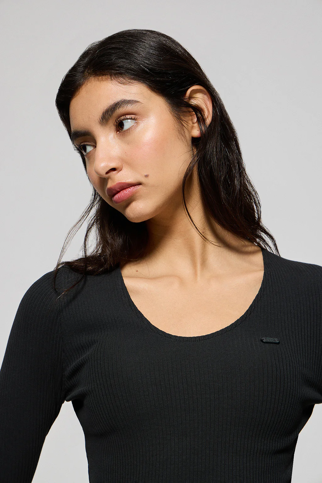 Camiseta negra Penelope con detalle de botón nacarado Polo Club - Image 2
