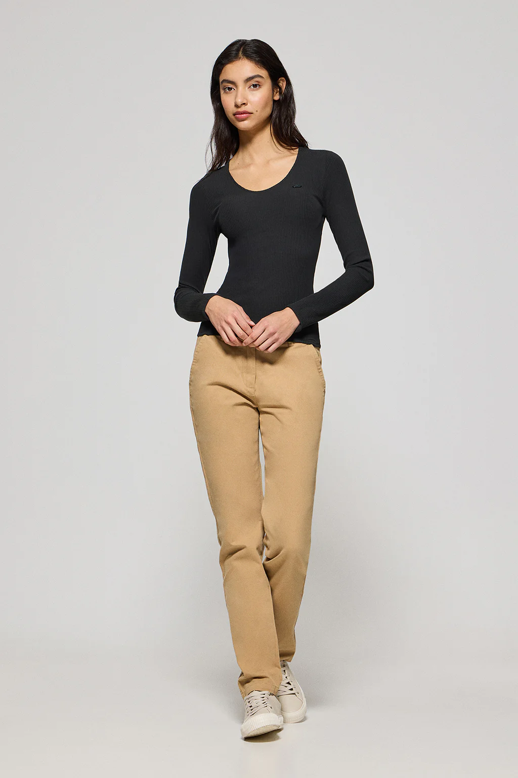 Camiseta negra Penelope con detalle de botón nacarado Polo Club - Image 3