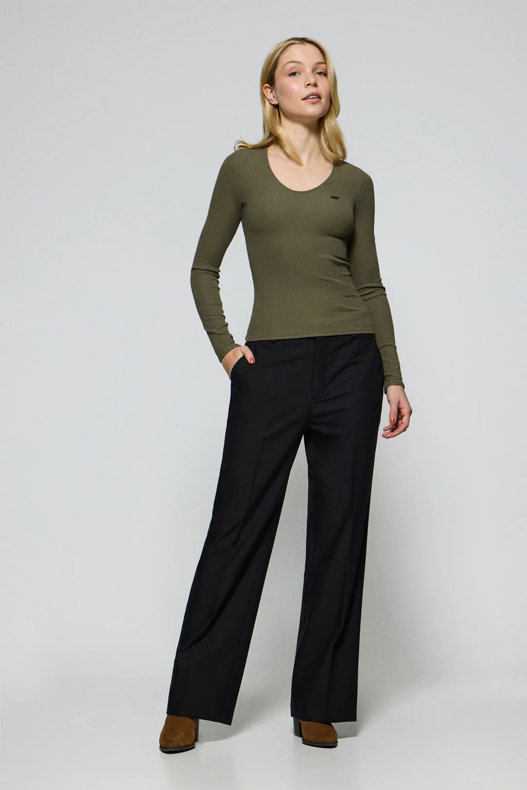 Camiseta verde militar Penelope con detalle de botón nacarado Polo Club - Image 3
