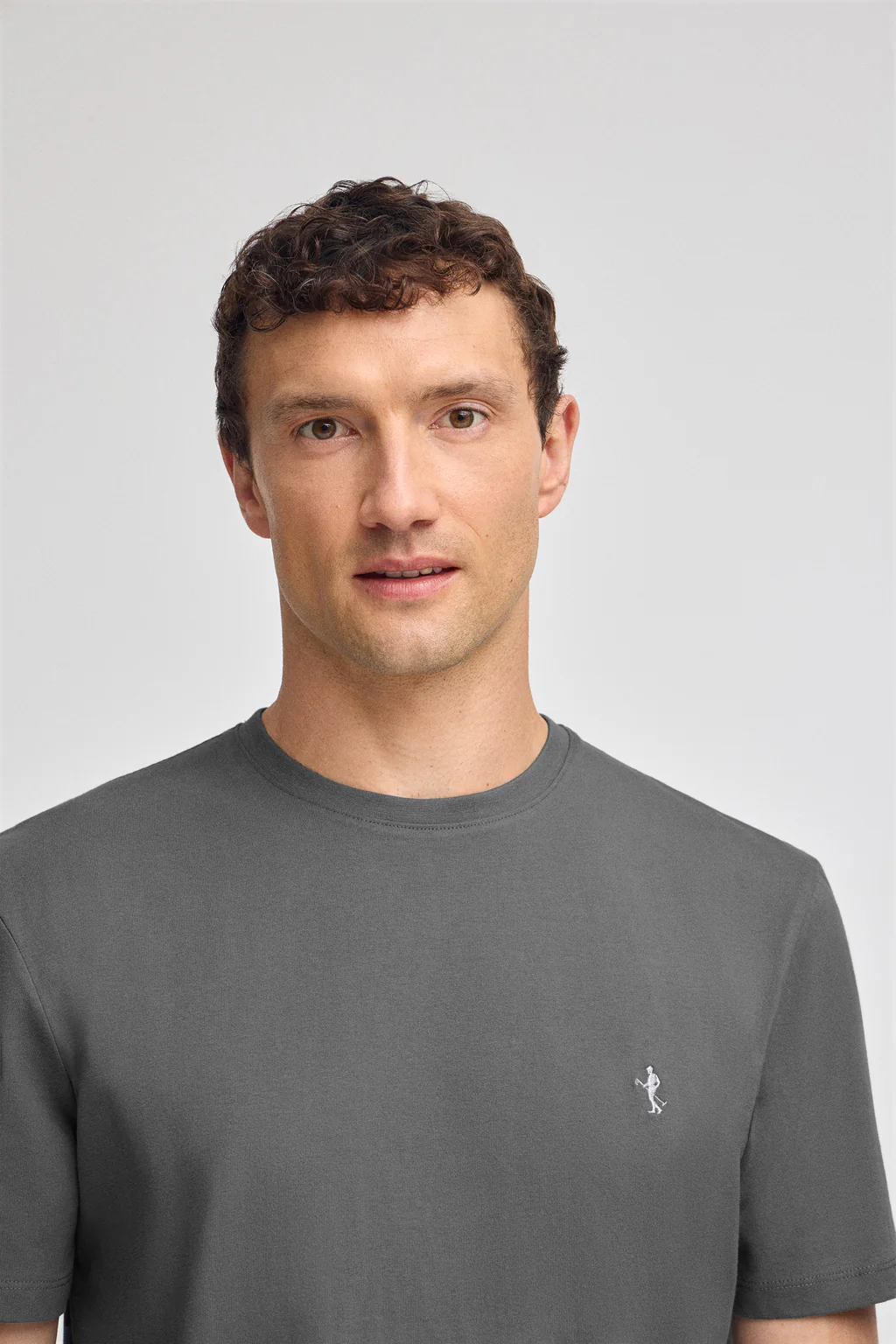 Camiseta gris asfalto básica de cuello redondo y bordado Rigby Best - Image 2