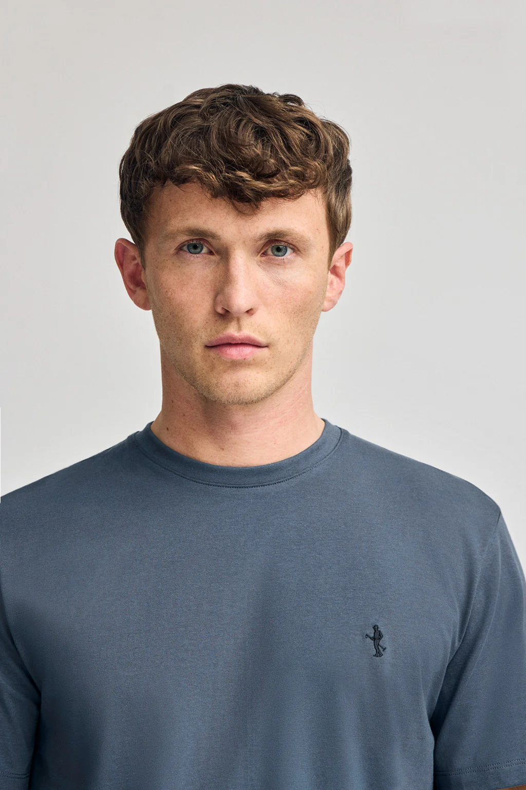 Camiseta azul denim básica de cuello redondo y bordado Rigby Best - Image 3