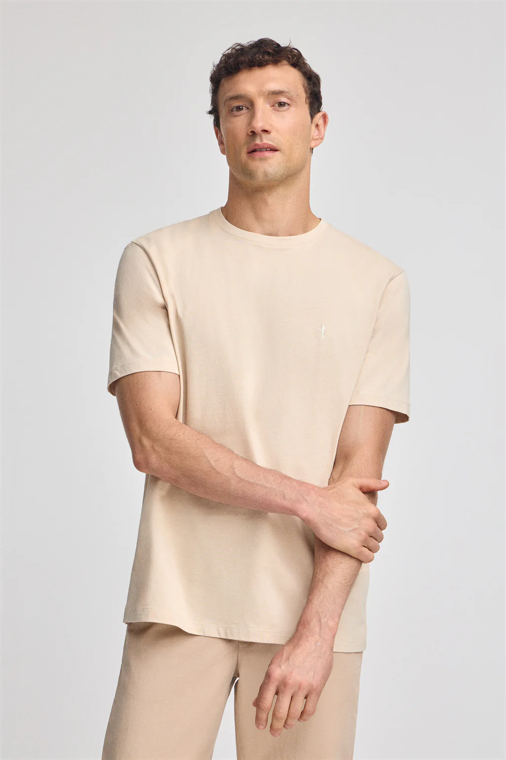 Camiseta beige básica de cuello redondo y bordado Rigby Best
