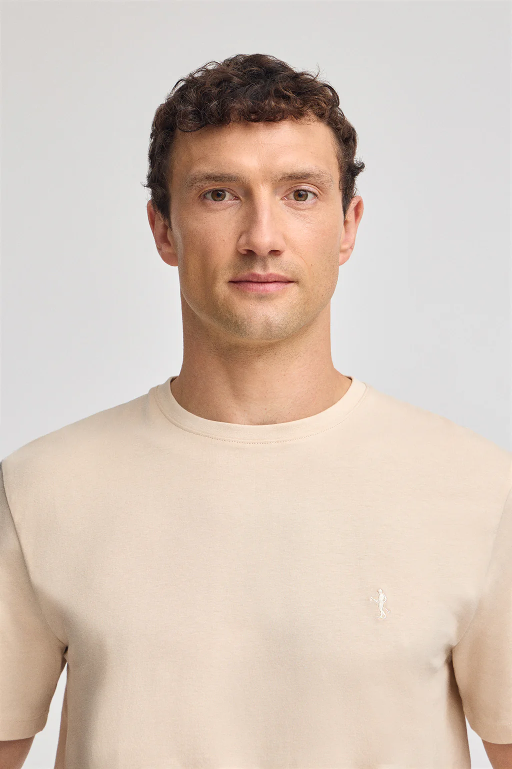 Camiseta beige básica de cuello redondo y bordado Rigby Best - Image 2