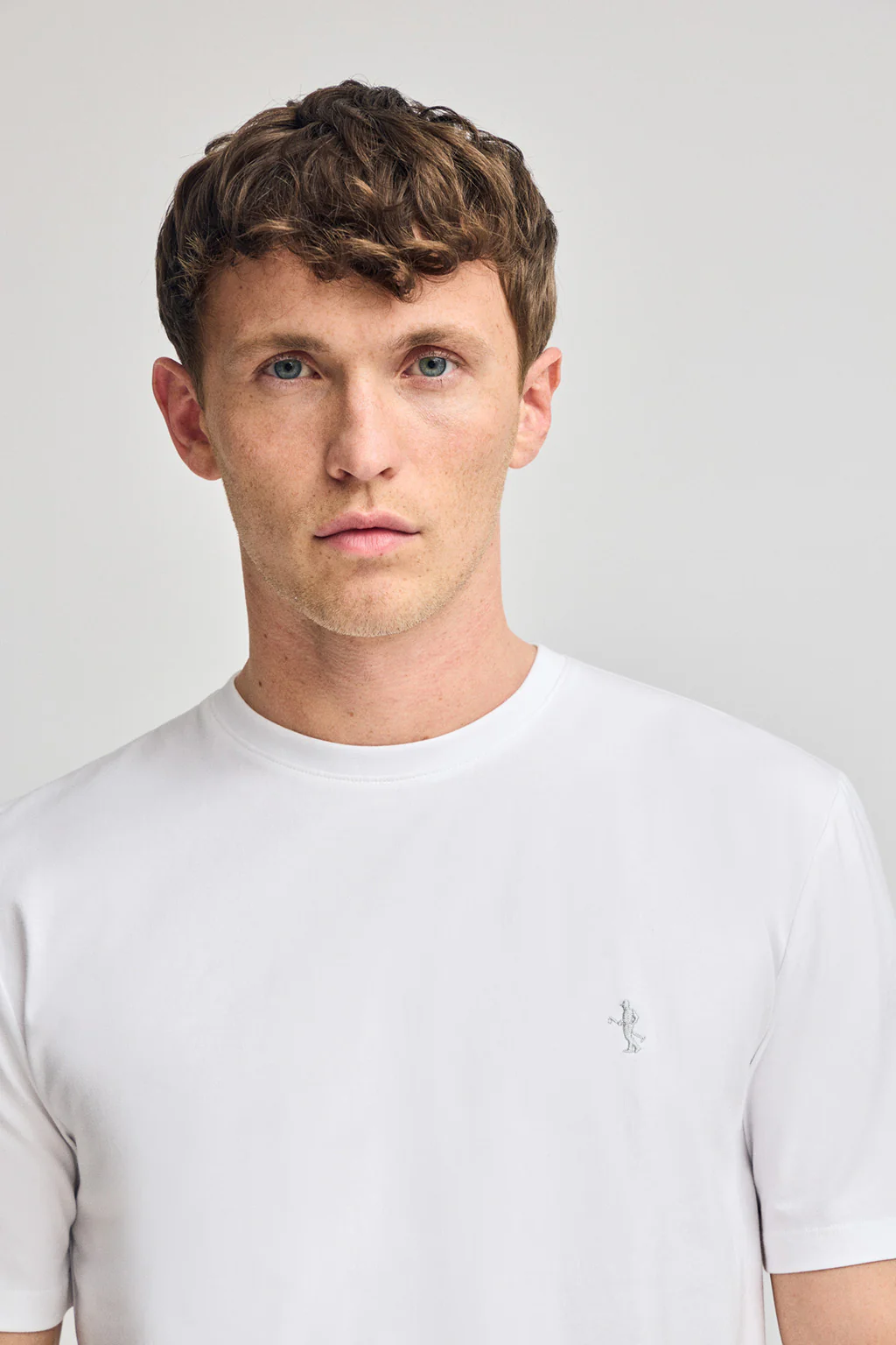 Camiseta blanca básica de cuello redondo y bordado Rigby Best - Image 2