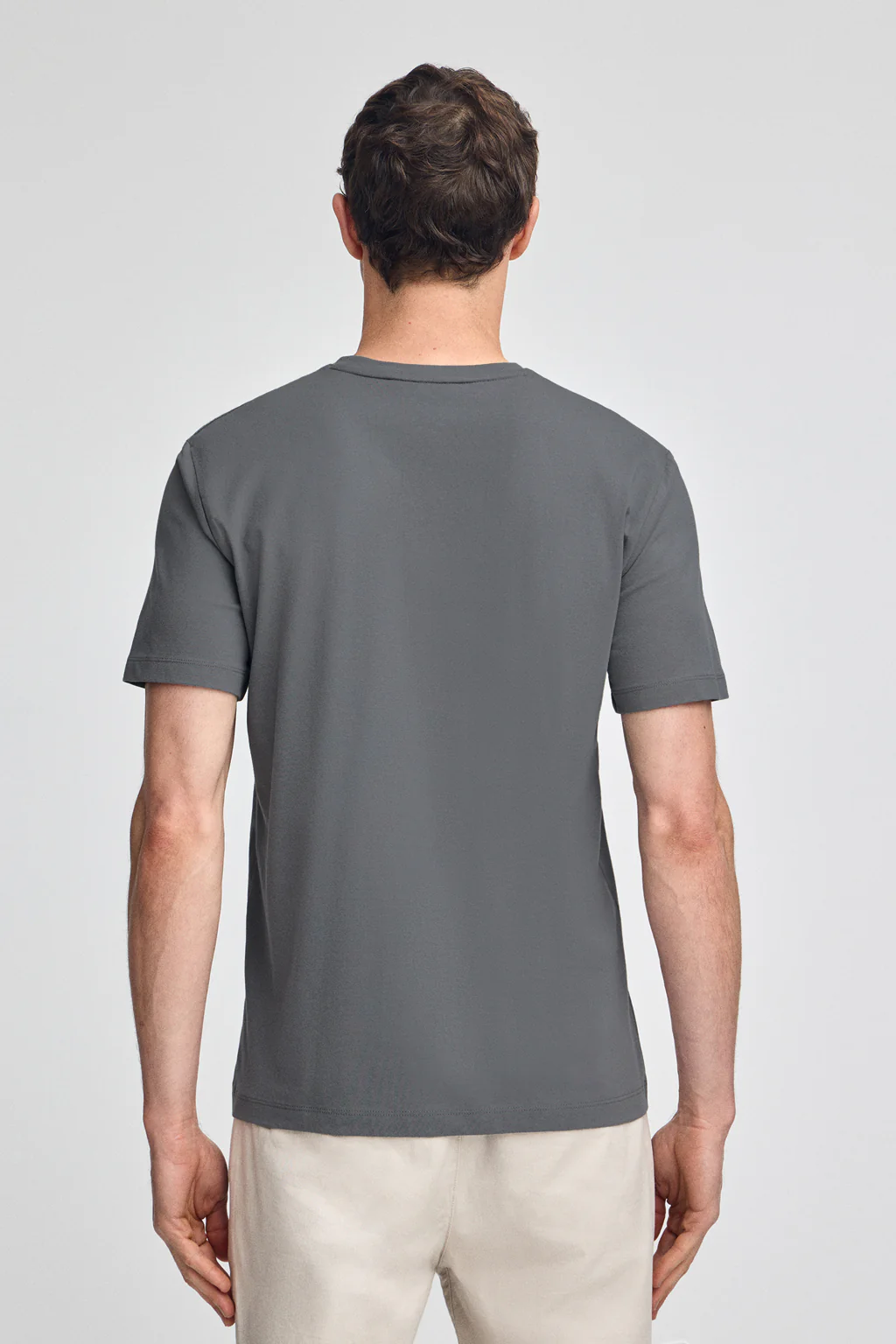 Camiseta color asfalto de manga corta y cuello de pico con bordado Rigby Best - Image 3