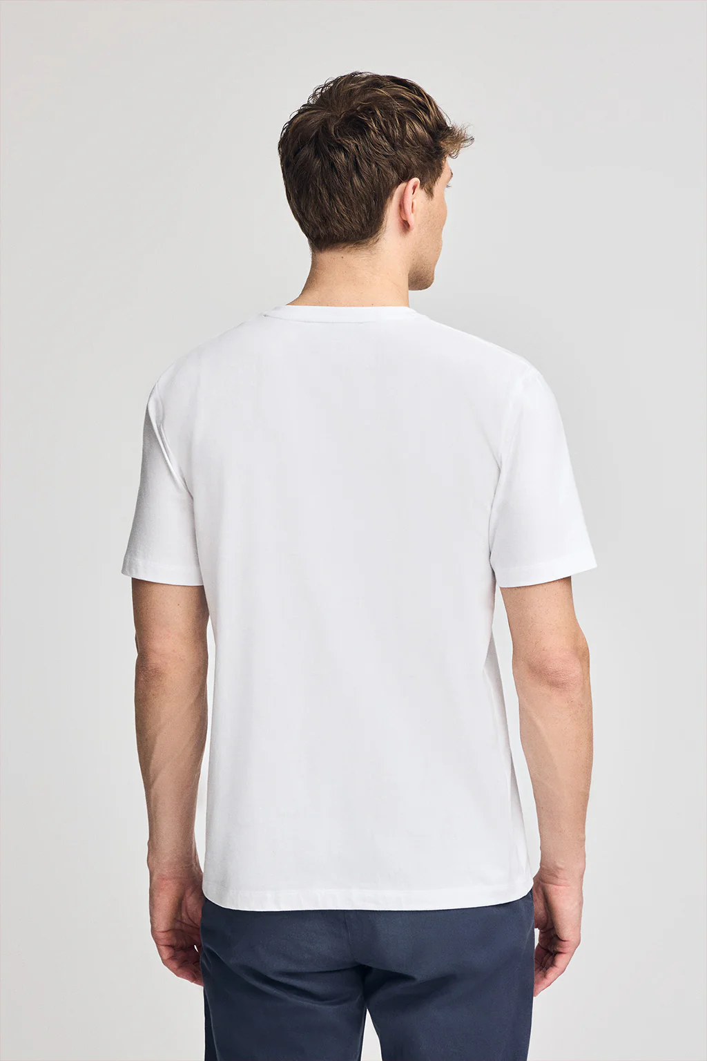 Camiseta blanca de manga corta y cuello de pico con bordado Rigby Best - Image 2