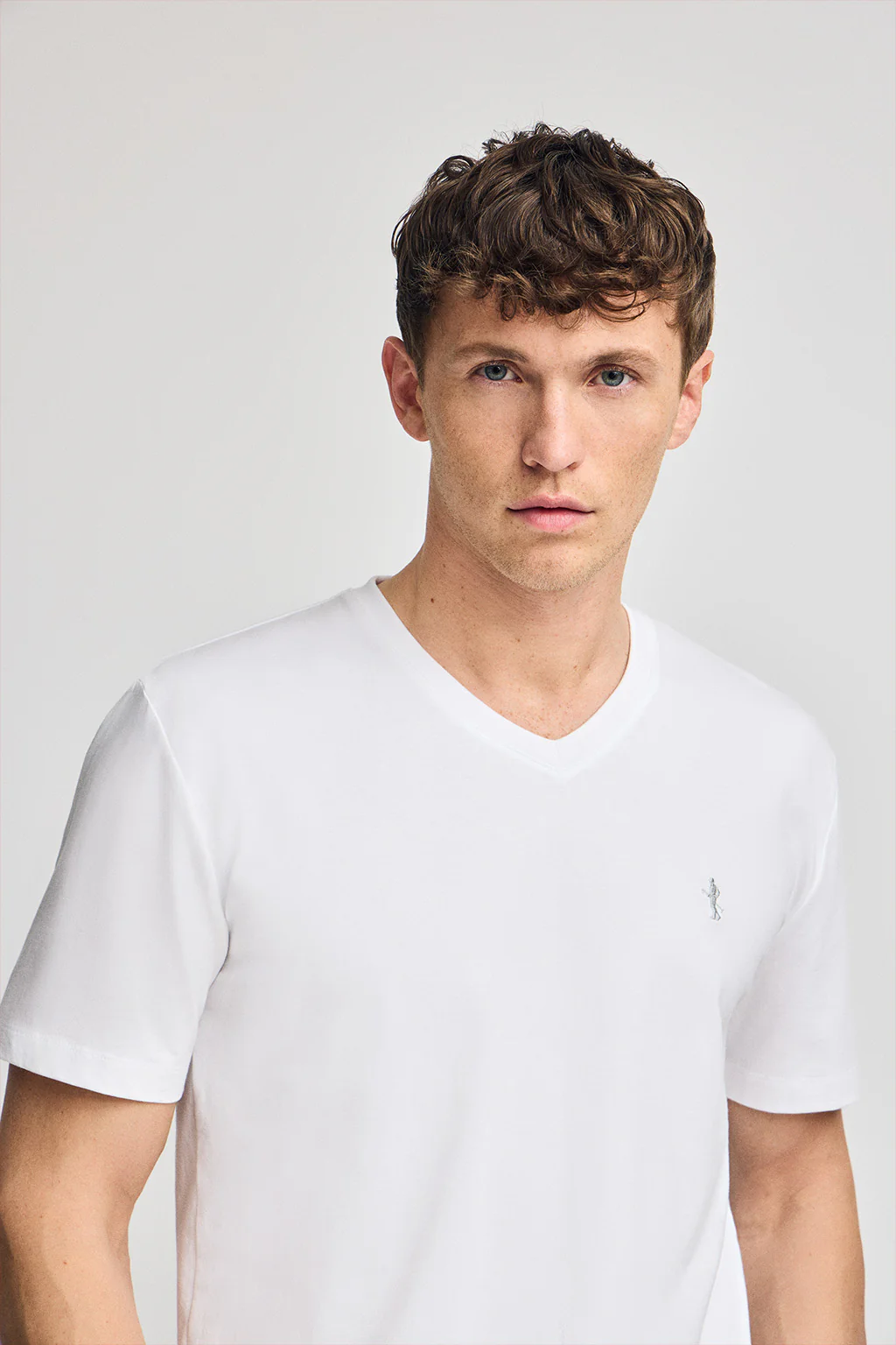 Camiseta blanca de manga corta y cuello de pico con bordado Rigby Best - Image 3