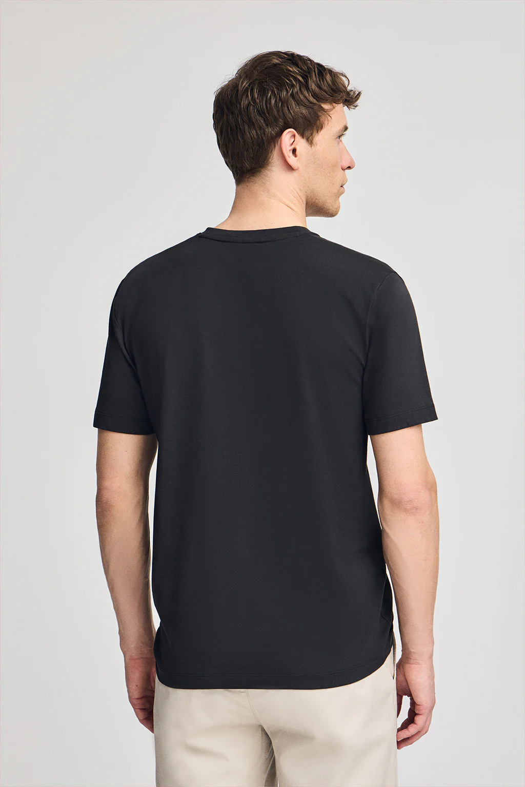 Camiseta negra de manga corta y cuello de pico con bordado Rigby Best - Image 4