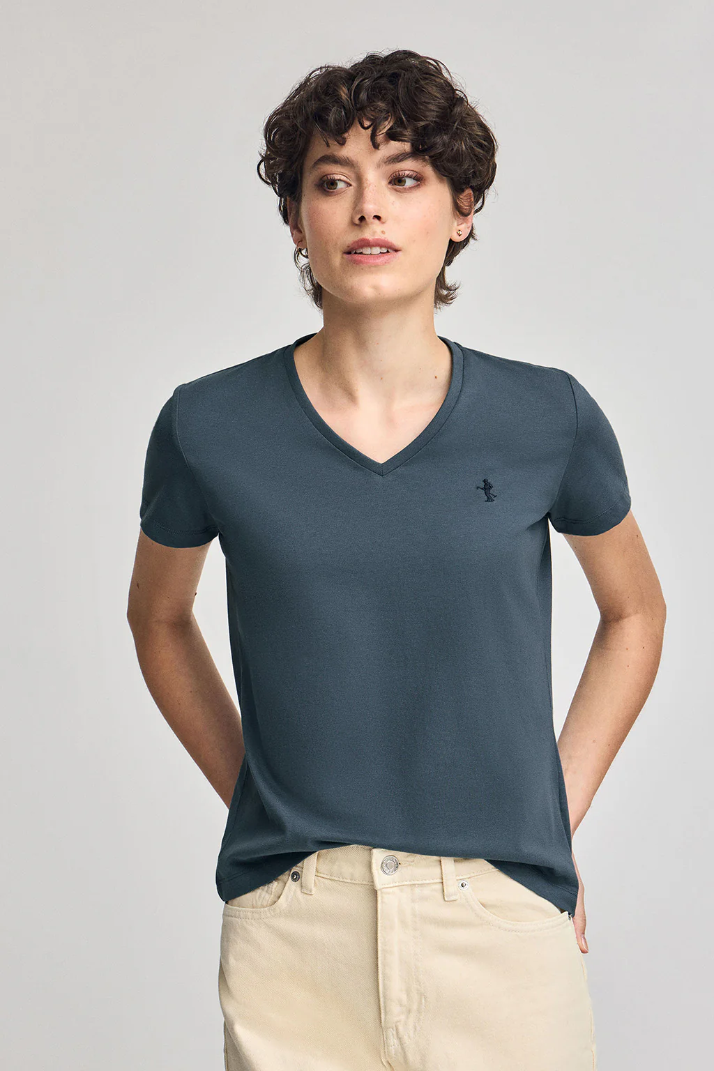 Camiseta azul denim de escote en pico y bordado Rigby Best