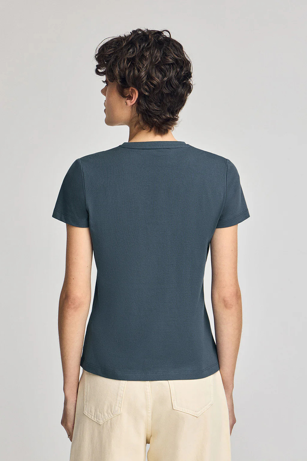Camiseta azul denim de escote en pico y bordado Rigby Best - Image 2