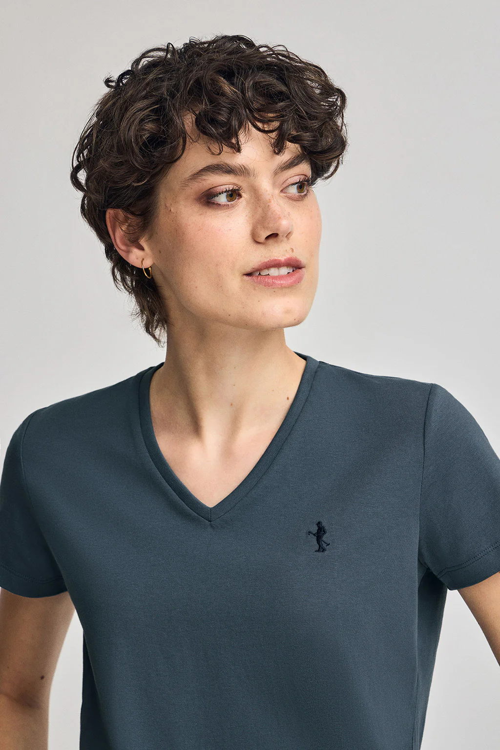 Camiseta azul denim de escote en pico y bordado Rigby Best - Image 3