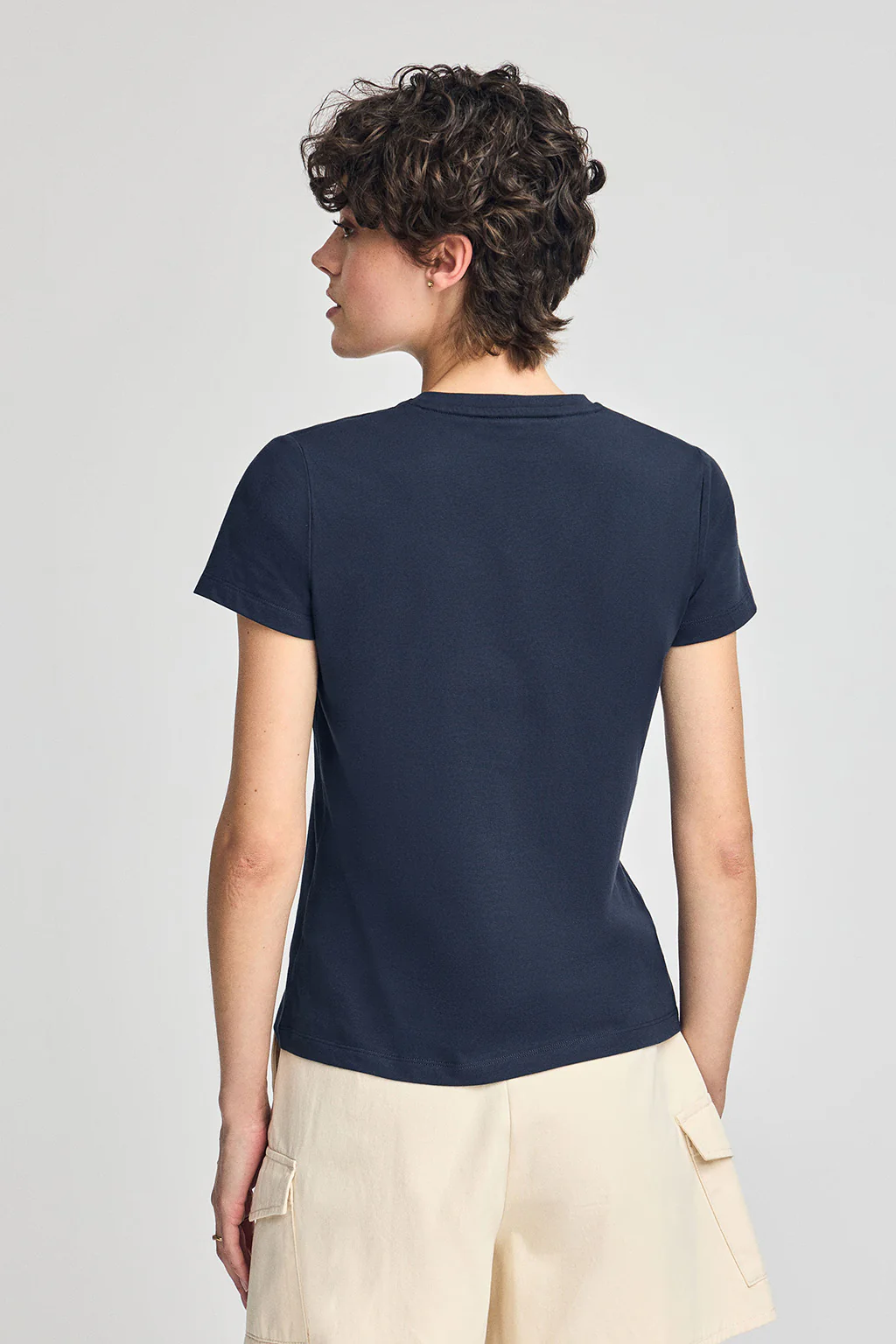 Camiseta azul marino de escote en pico y bordado Rigby Best - Image 2