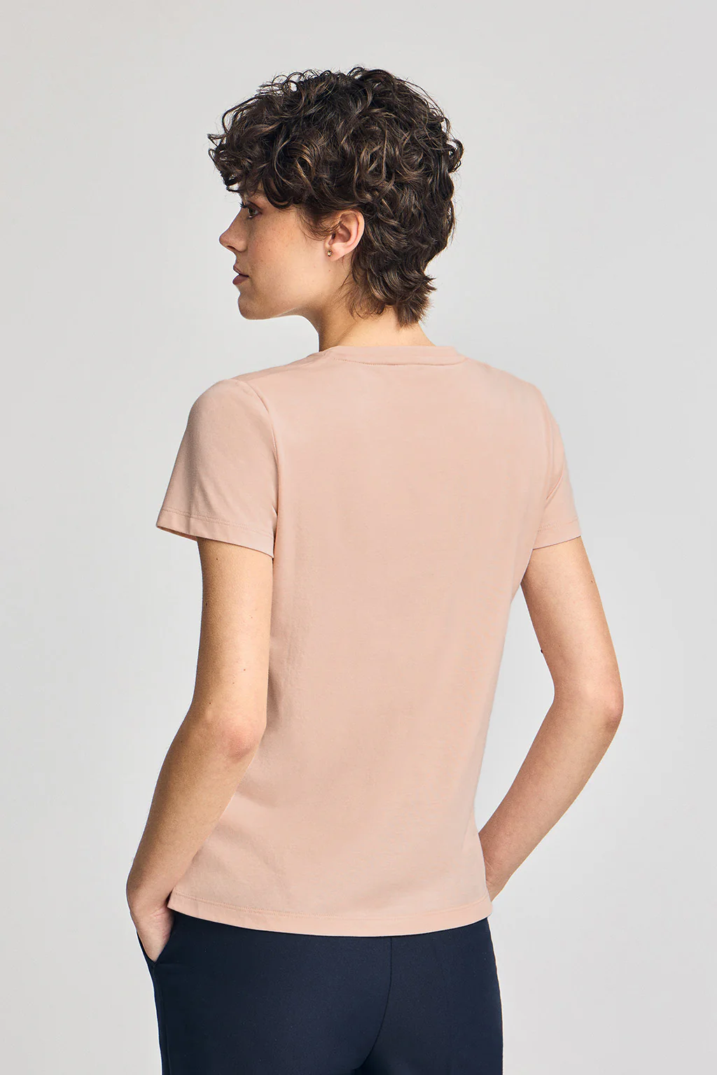 Camiseta color maquillaje de escote en pico y bordado Rigby Best - Image 4