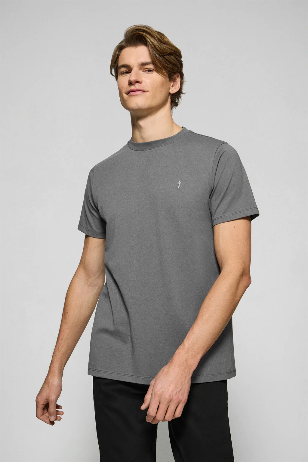 Camiseta gris asfalto con cuello redondo y logo bordado Rigby Go - Image 2