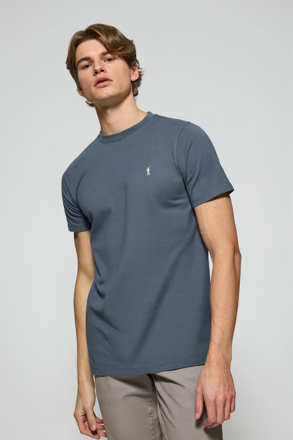 Camiseta azul denim con cuello redondo y logo bordado Rigby Go - Image 2