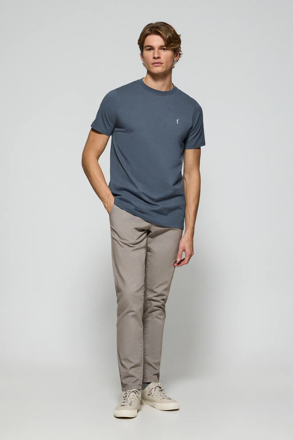 Camiseta azul denim con cuello redondo y logo bordado Rigby Go - Image 3