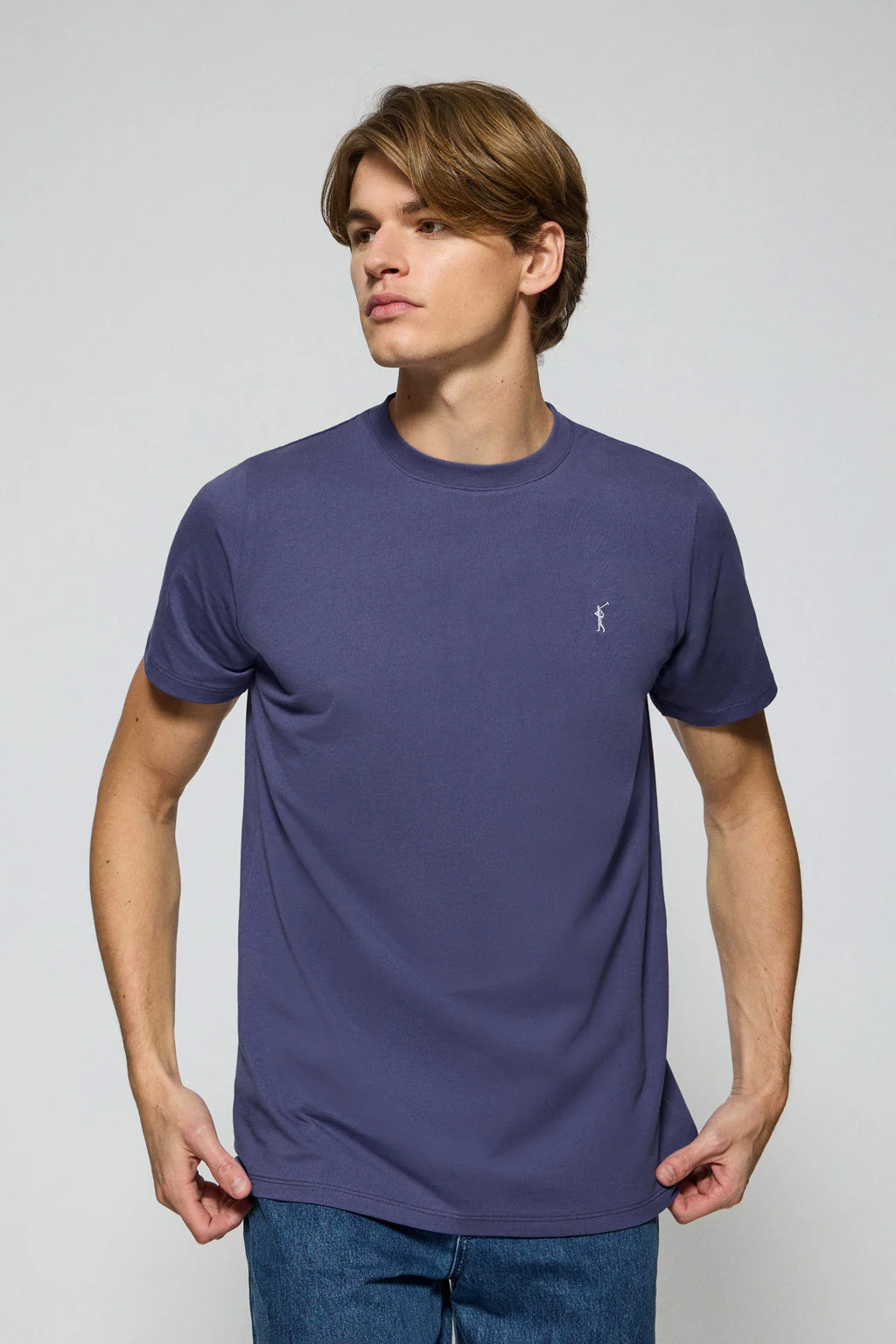 Camiseta azul con cuello redondo y logo bordado Rigby Go