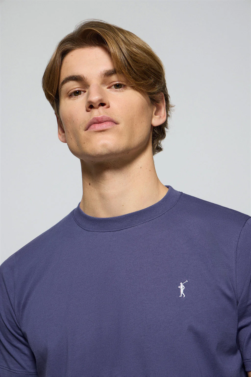 Camiseta azul con cuello redondo y logo bordado Rigby Go - Image 2