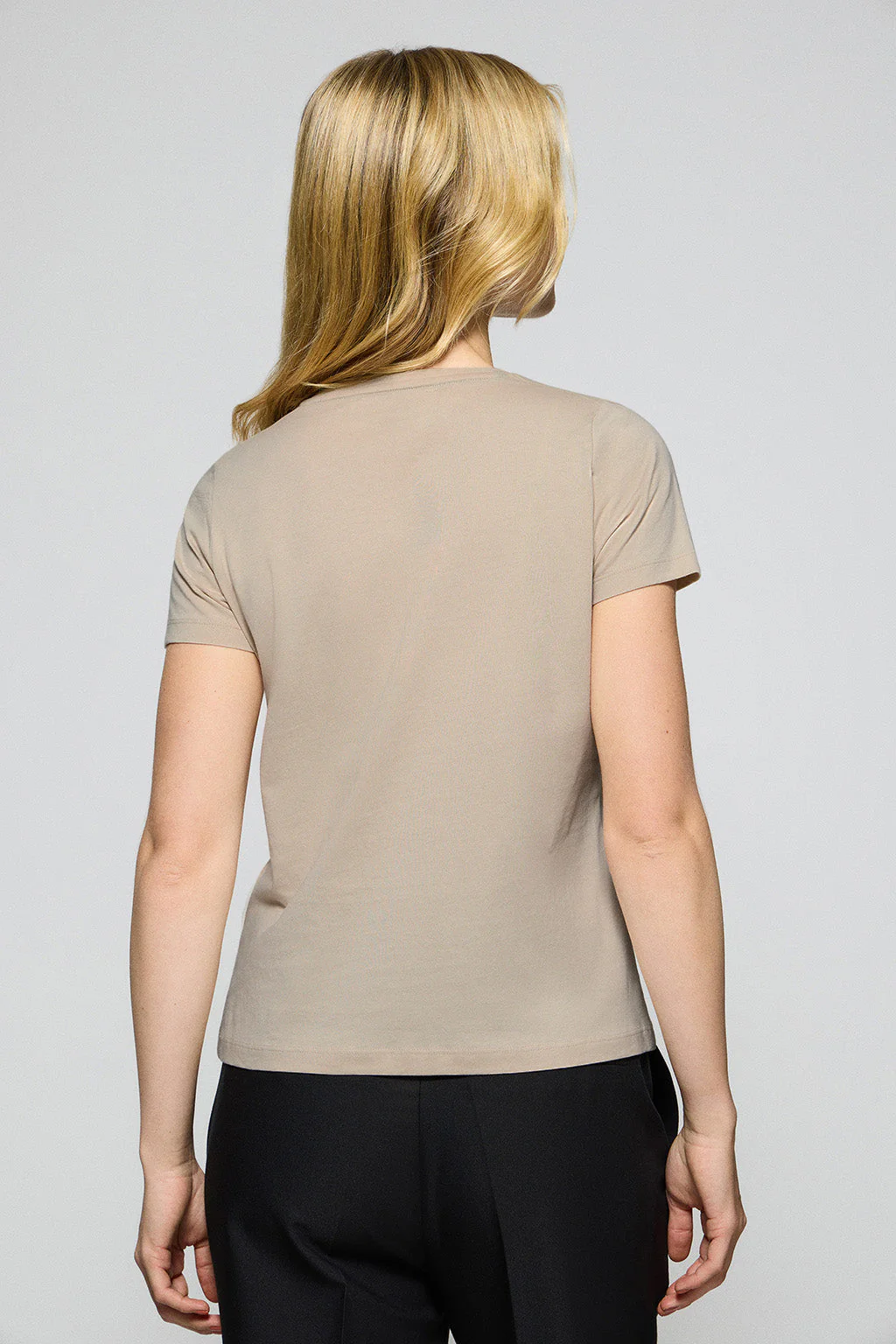 Camiseta beige de cuello de pico y manga corta con bordado Rigby Go - Image 4
