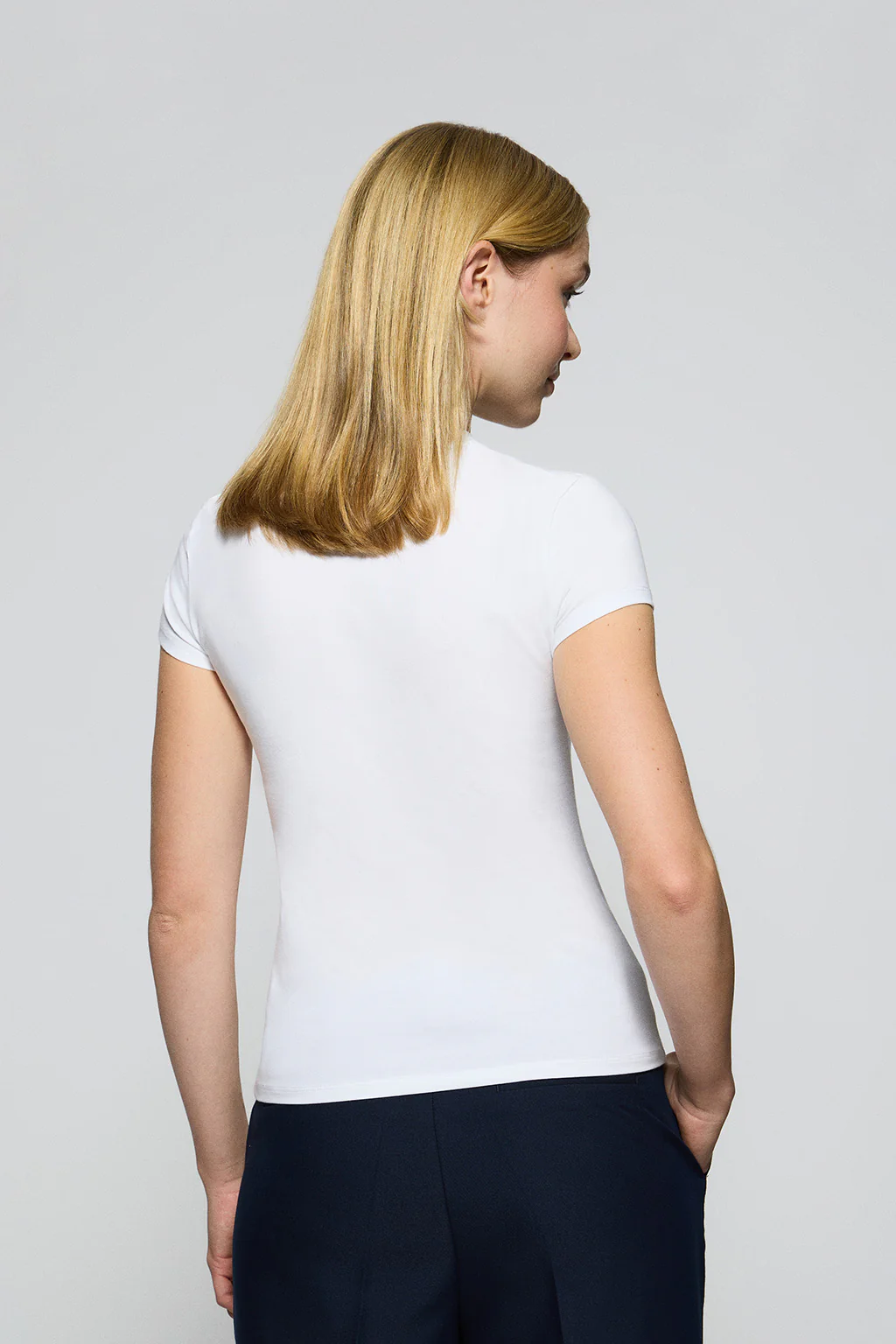 Camiseta blanca de manga corta con logo bordado Rigby Go - Image 4