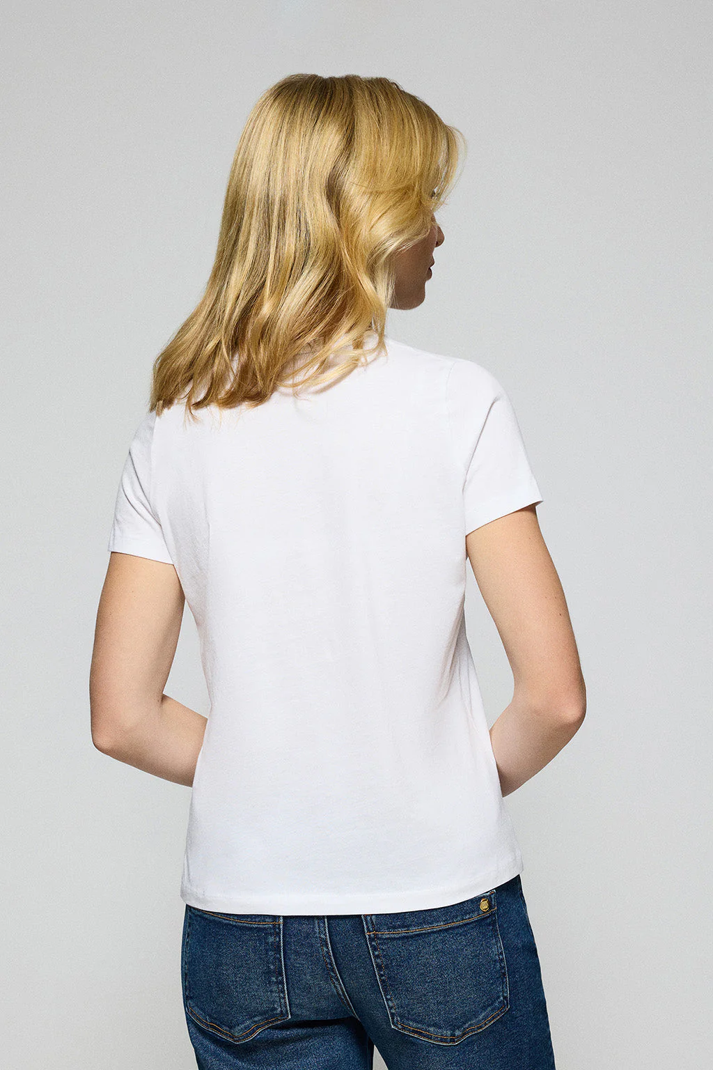 Camiseta blanca de cuello de pico y manga corta con bordado Rigby Go - Image 4