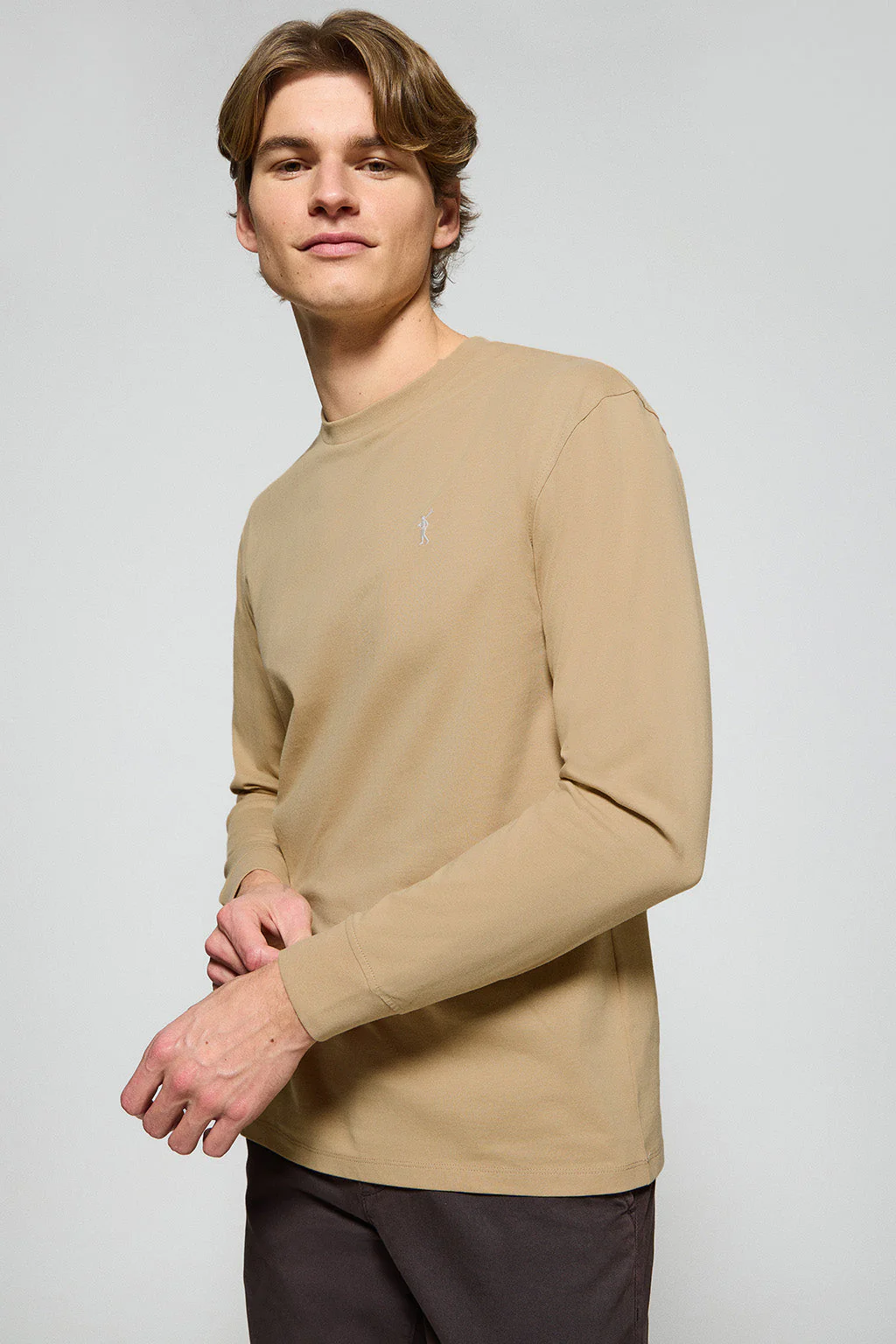 Camiseta de manga larga color camel con logo bordado Rigby Go