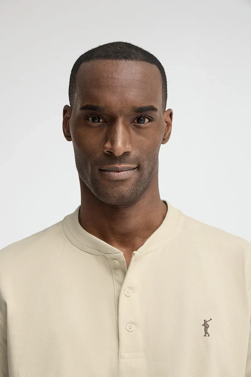 Camiseta beige de cuello panadero con bordado Rigby Go - Image 3
