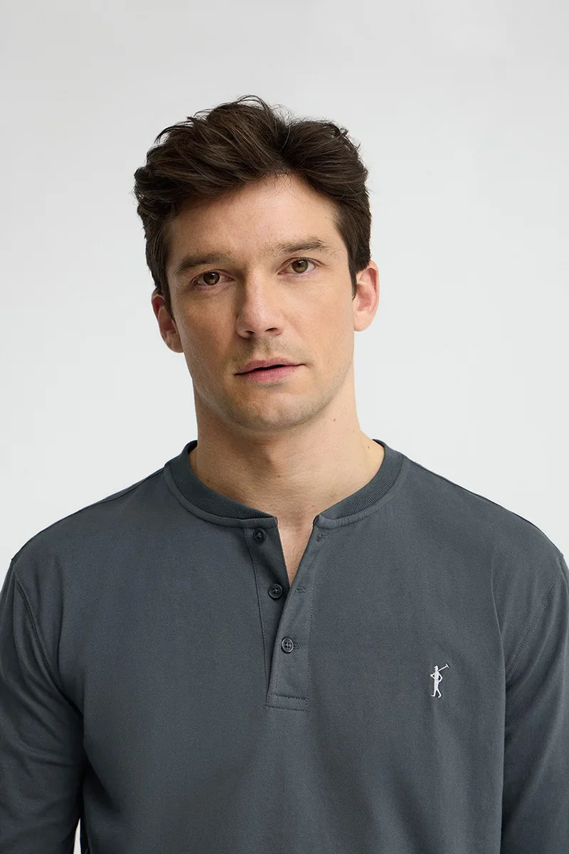Camiseta gris piedra de cuello panadero con bordado Rigby Go - Image 3