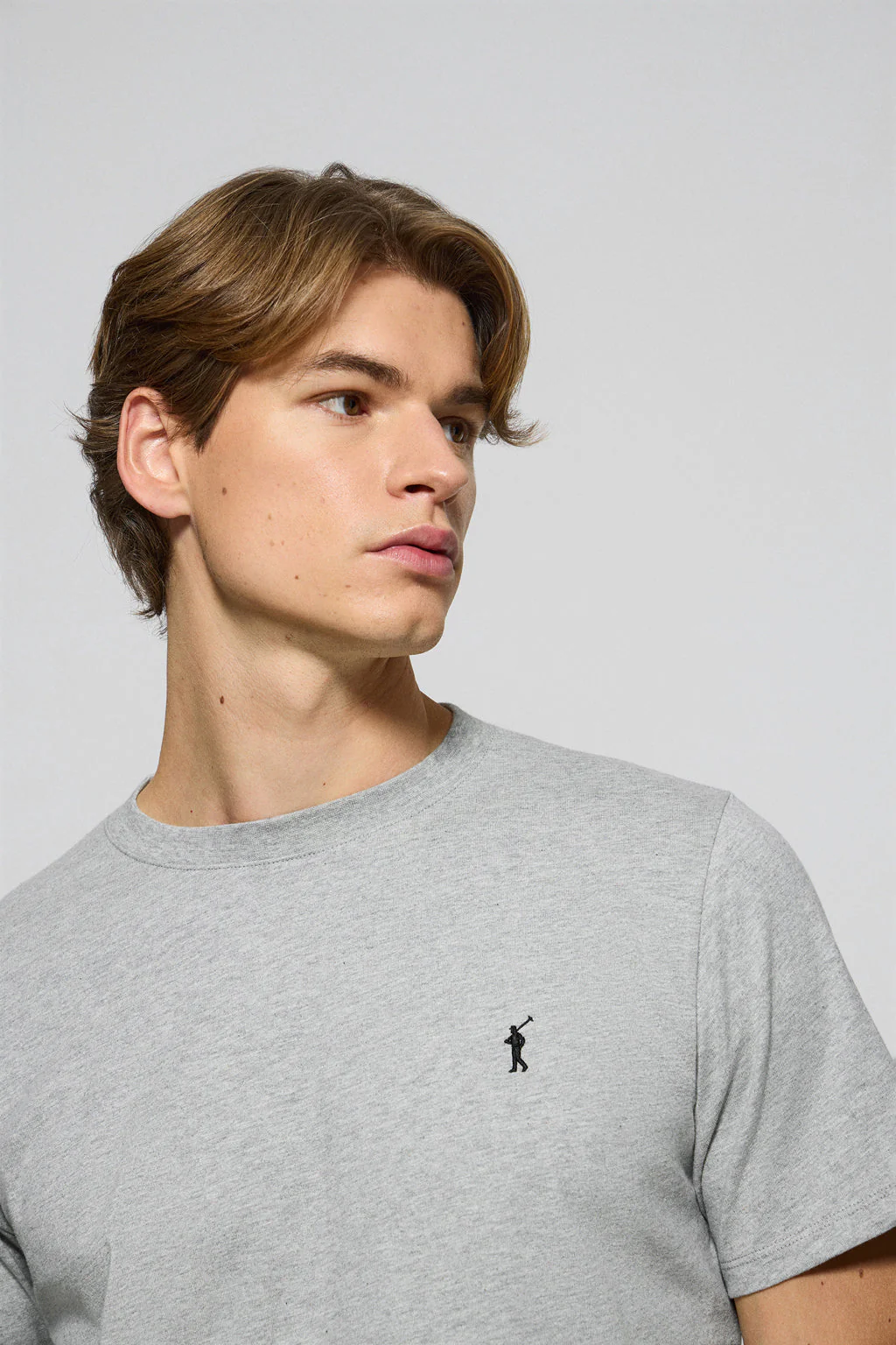 Camiseta gris vigoré con cuello redondo y logo bordado Rigby Go - Image 2