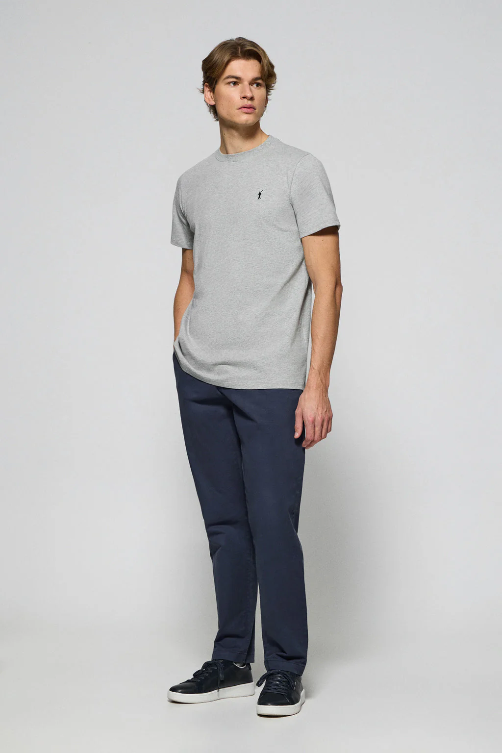 Camiseta gris vigoré con cuello redondo y logo bordado Rigby Go - Image 3