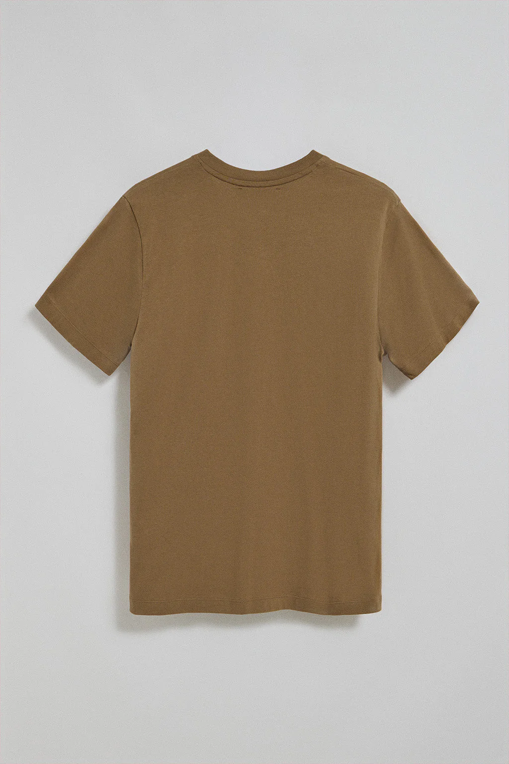 Camiseta marrón con cuello de pico y logo bordado Rigby Go - Image 5