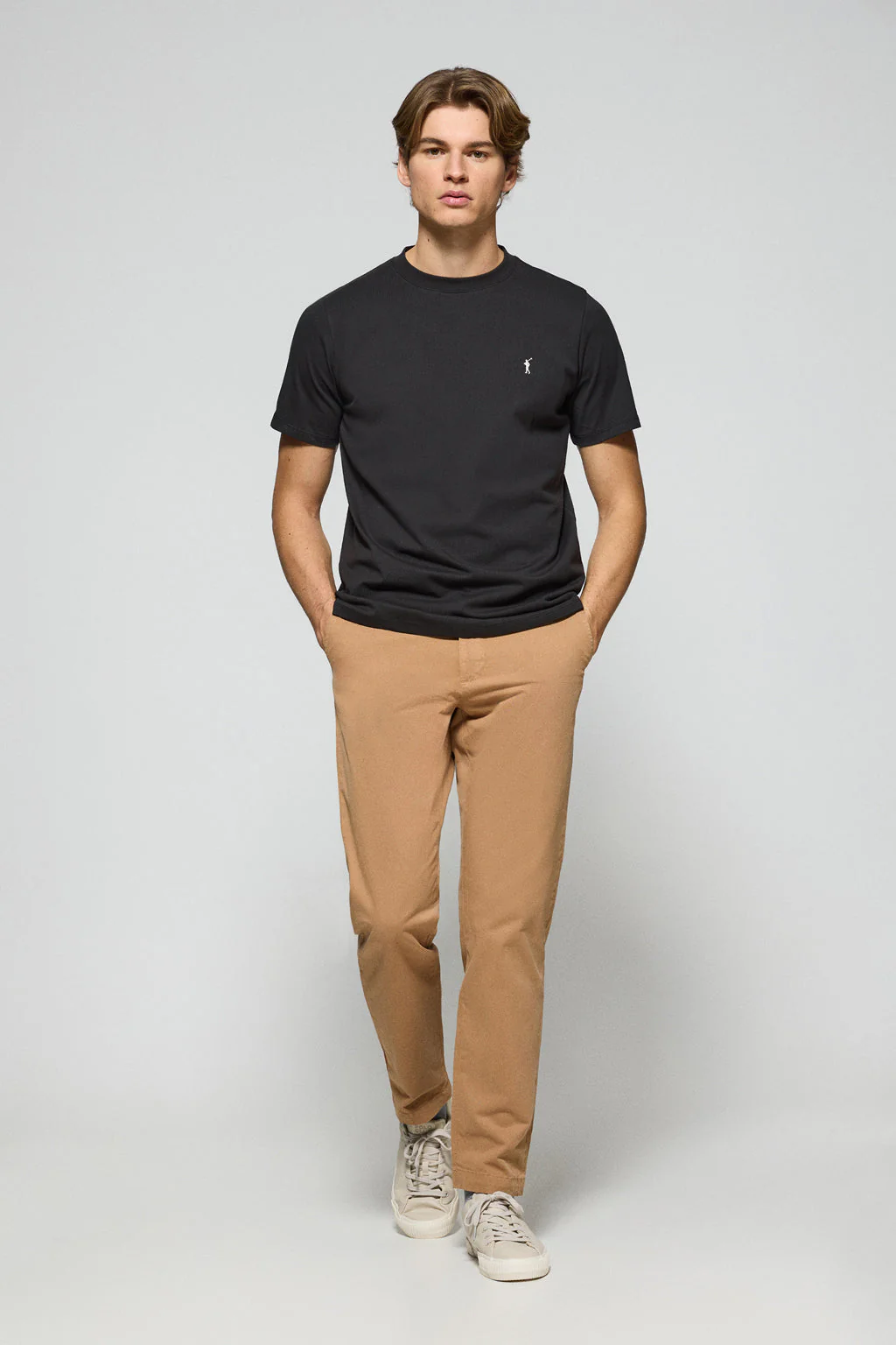 Camiseta negra con cuello redondo y logo bordado Rigby Go - Image 3