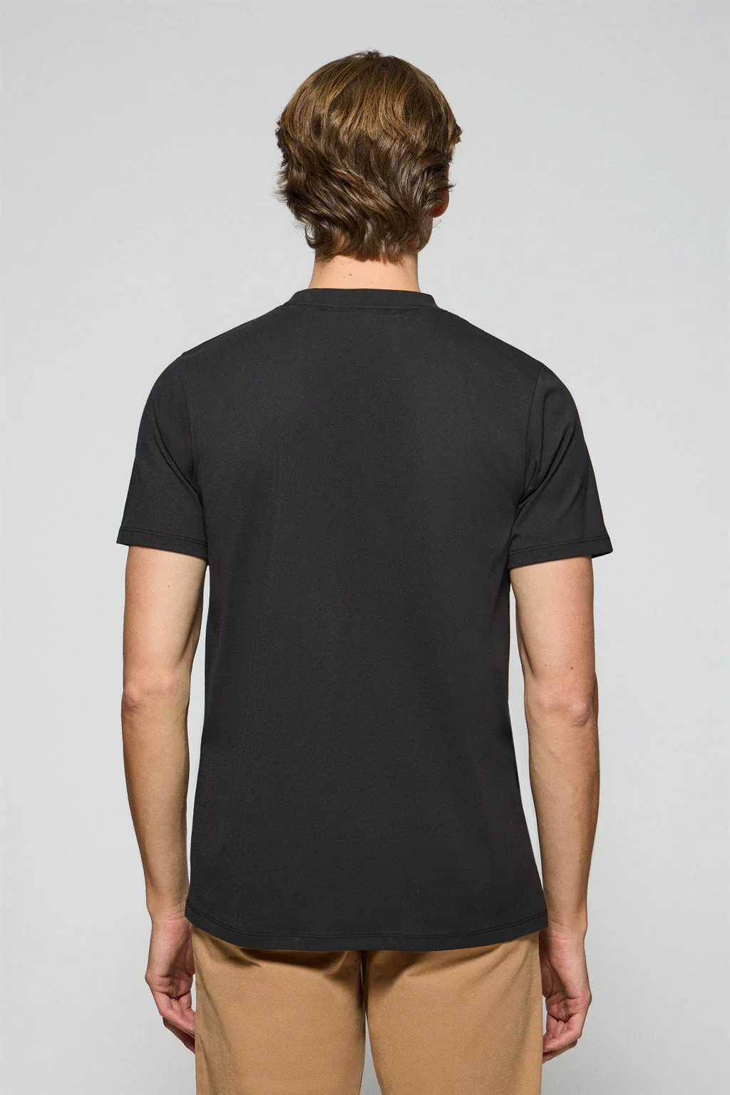 Camiseta negra con cuello redondo y logo bordado Rigby Go - Image 4