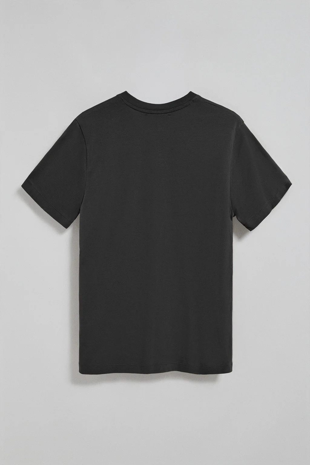 Camiseta negra con cuello de pico y logo bordado Rigby Go - Image 5