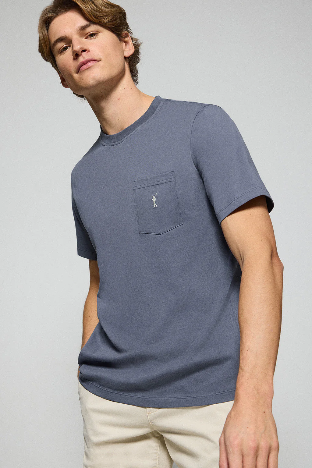 Camiseta azul denim de cuello redondo con bolsillo y logo Rigby Go