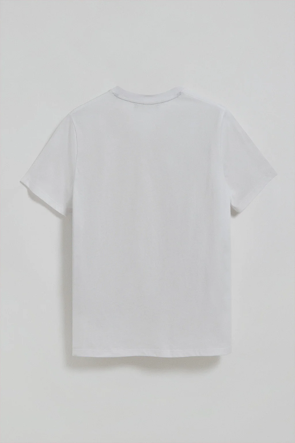 Camiseta blanca de cuello redondo con bolsillo y logo Rigby Go - Image 3